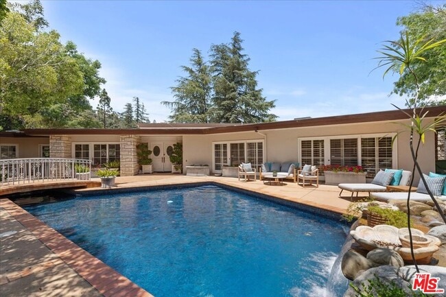 Foto del edificio - 1743 Stone Canyon Rd