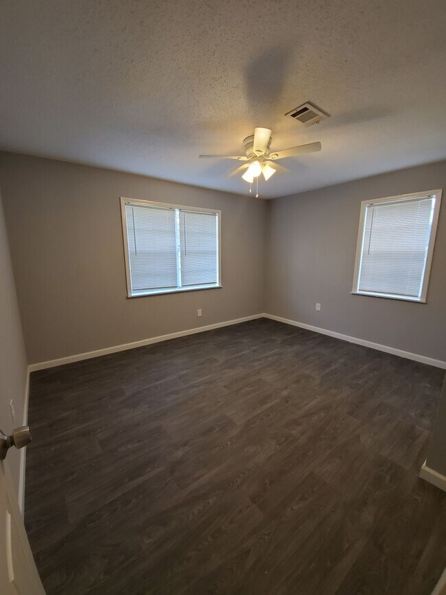 Foto del edificio - Amazing 3 Bedroom home with large yard!