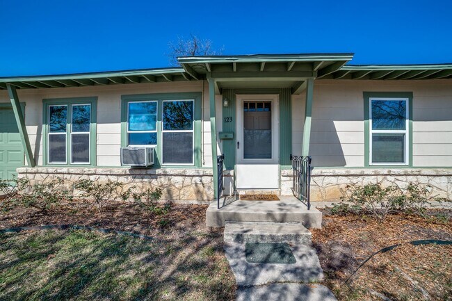 Building Photo - CHARMING MID-CENTURY HOME IN DELLVIEW