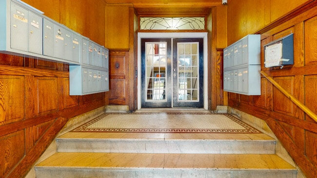 Photo - Hampton Court Apartments