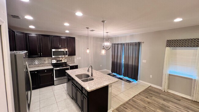 Building Photo - STUNNING 3 Bedroom/2 Bathroom Home in Titu...