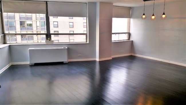 Building Photo - 5701 N Sheridan Rd