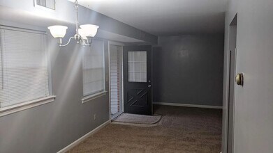 Building Photo - 910 Rhue Haus Ln