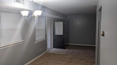 Building Photo - 910 Rhue Haus Ln