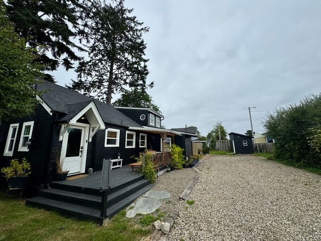 Building Photo - Black Raven Cottage in Historic Seaview ~ ...