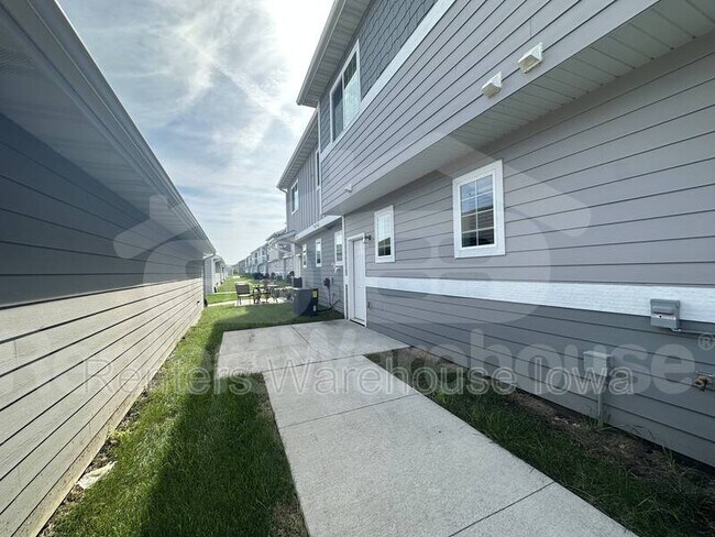 Building Photo - 270 NW Cmn Pl