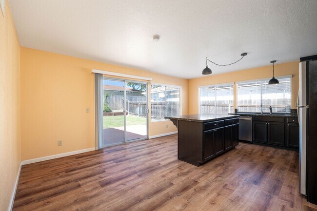 Foto del edificio - Perfectly Located, Updated 3 Bedroom Mira Mesa Home