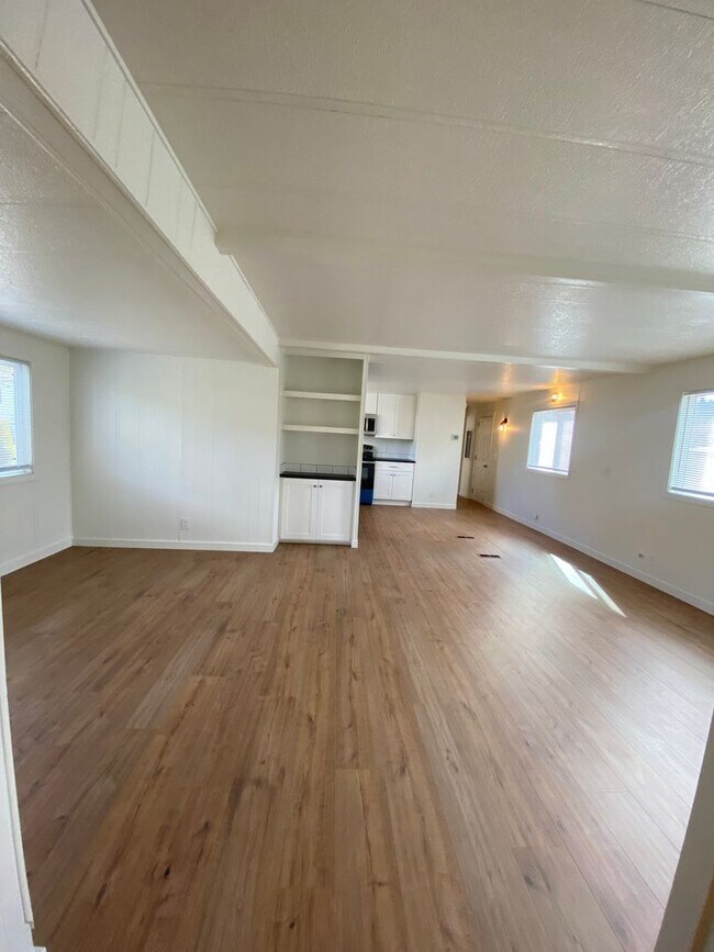 Foto del edificio - Beautifully just Remodeled-Spacious 3 bedrooms, 2 full baths mobile home with fenced yard. storag...