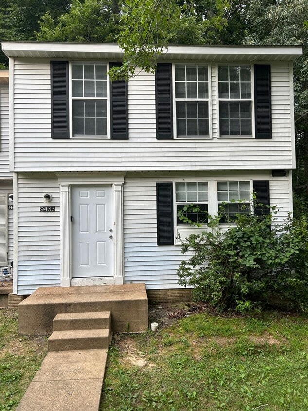 Primary Photo - King George 2 Bedroom End Unit Townhouse