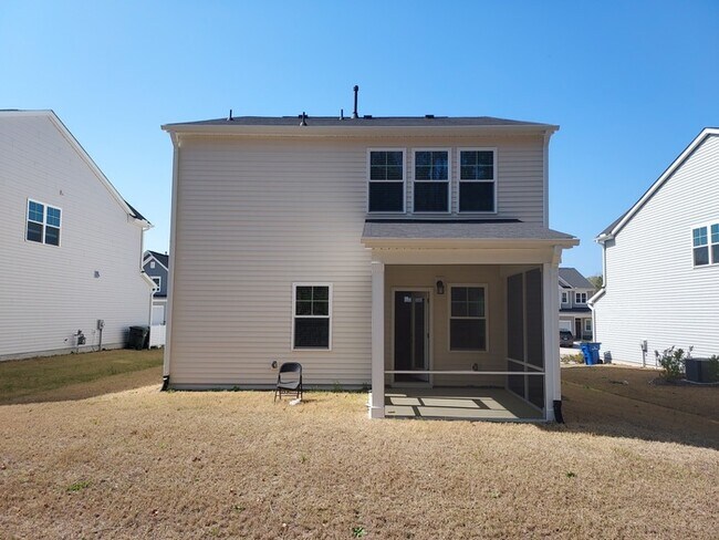 Building Photo - 4 Bedroom 3 Bath