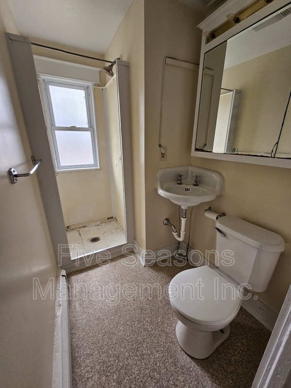 Building Photo - 465-467-467 Colchester Ave