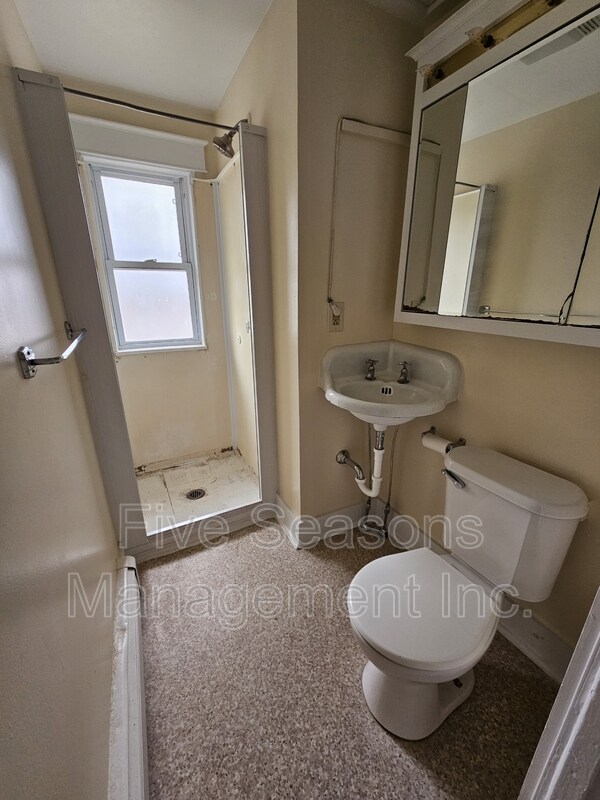 Foto del edificio - 465-467 Colchester Avenue - 3