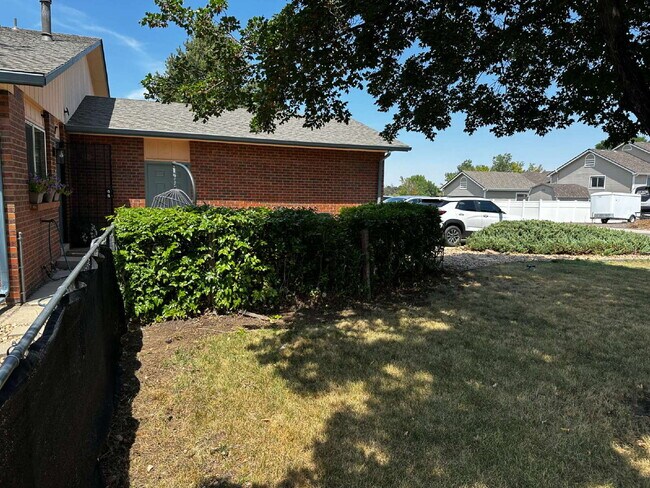 Building Photo - AVAILABLE OCTOBER! Wonderful 3 bed/2 bath ...
