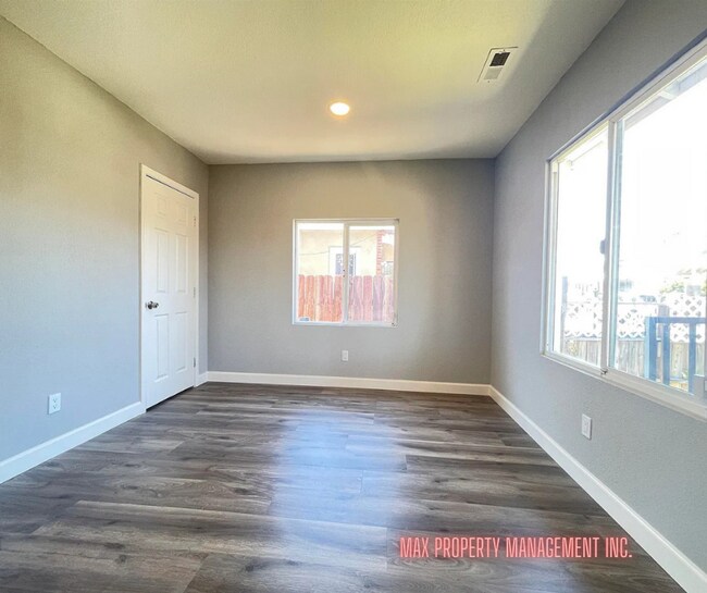 Building Photo - 5483 Wadean Pl