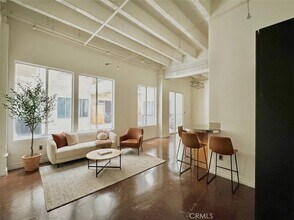 Building Photo - 312 W 5th St