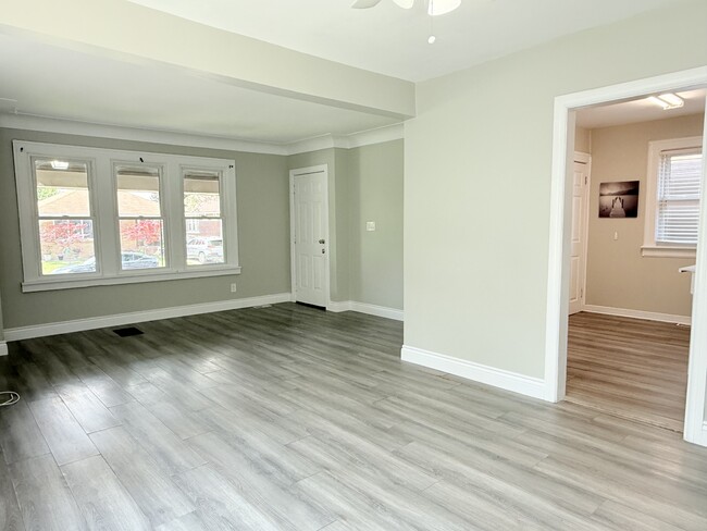 Building Photo - 1658 Marentette Ave