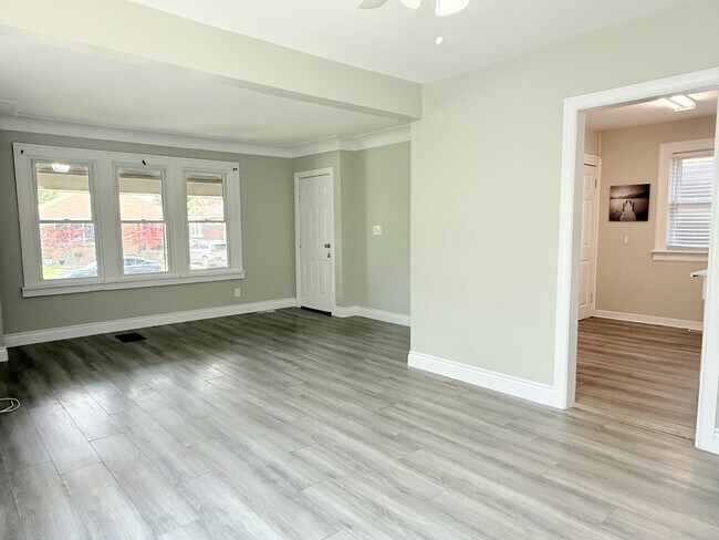 Building Photo - 1658 Marentette Ave