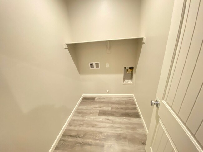 Foto del edificio - Modern 4-Bedroom Home in Northeast Bakersf...