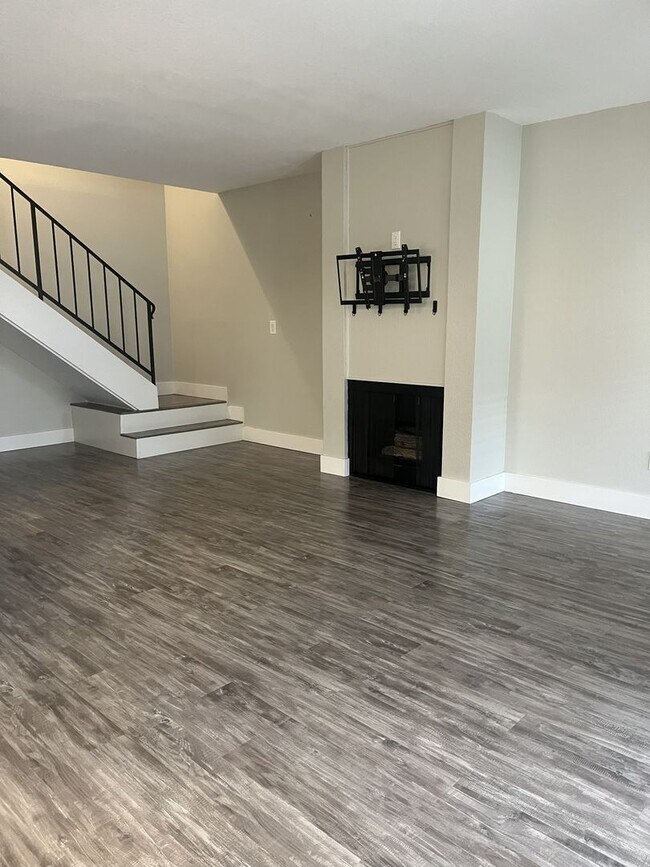 Foto del edificio - Available Now!  2-Bedroom, 1.5 Bath Condo with Attached Garage