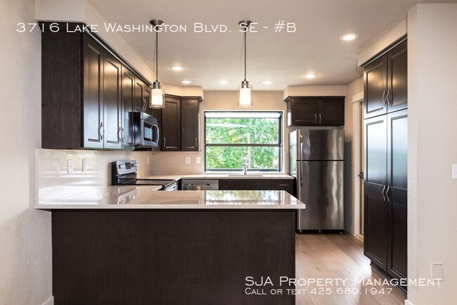 Foto del edificio - Renovated 4 Bedroom Bellevue Condo