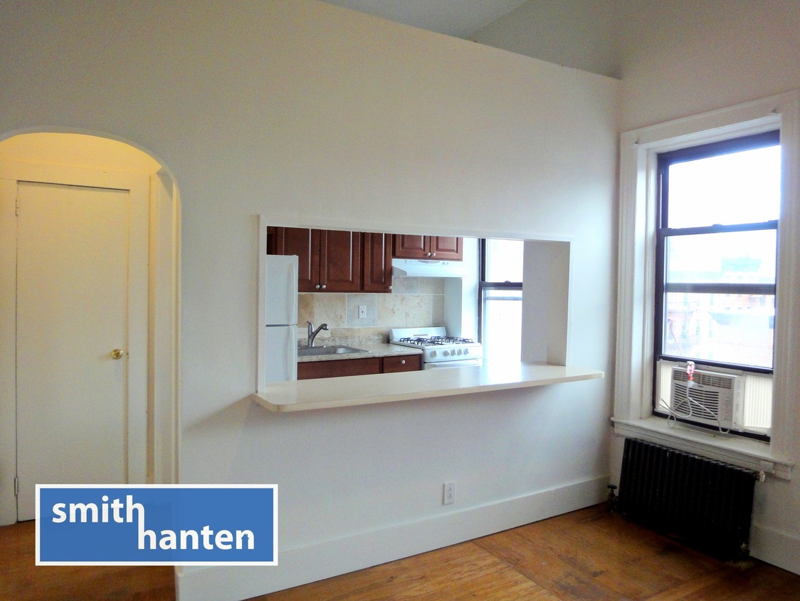 Primary Photo - 150 Smith St
