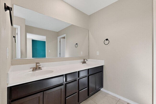 Foto del edificio - Executive 2 story Town house 4 Bedroom 3 b...