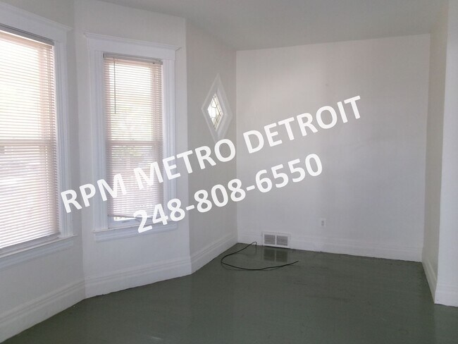 Foto del edificio - LOWER LEVEL DUPLEX IN DETROIT