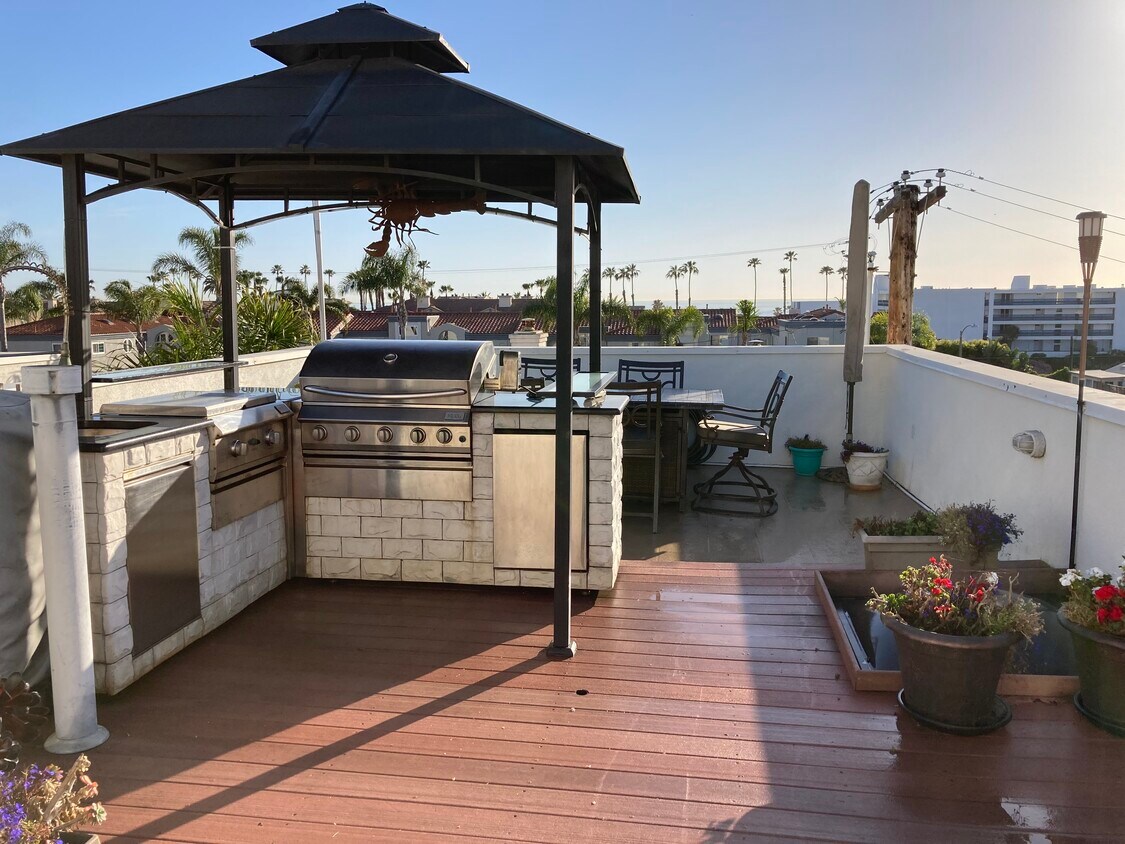Rooftop Deck 1 - 815 N Tremont St