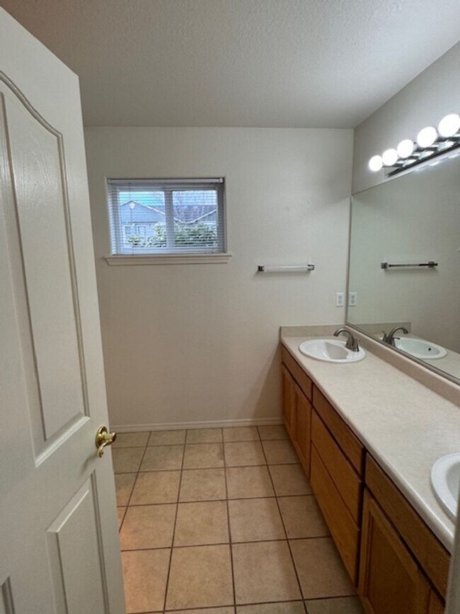 Foto del edificio - COMING SOON !!  DUPLEX CENTRALLY LOCATED W/ DOUBLE CAR GARAGE AND FENCED YARD