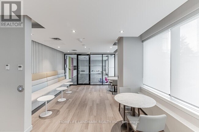 Photo du bâtiment - 4065 Confederation Pkwy