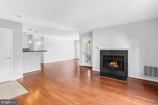 Building Photo - 3176 Summit Square Dr