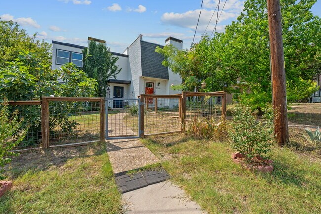 Foto del edificio - 3211 Northeast Dr