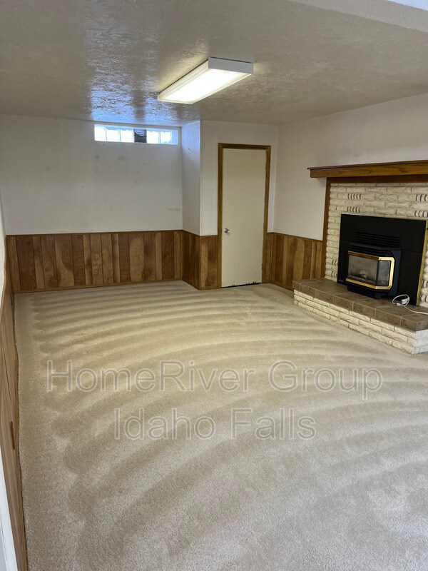 Building Photo - 3870 E 65th S