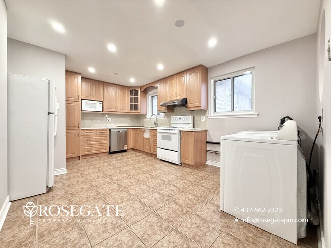 Photo du bâtiment - Spacious 3-Bedroom Semi-Detached Home in Scarborough with Parking & Backyard