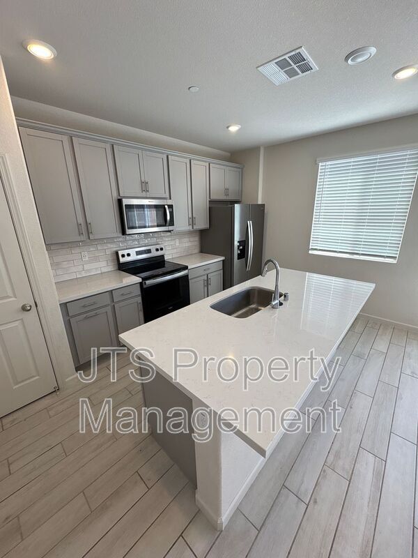 Building Photo - 6033 Woodlands Lp