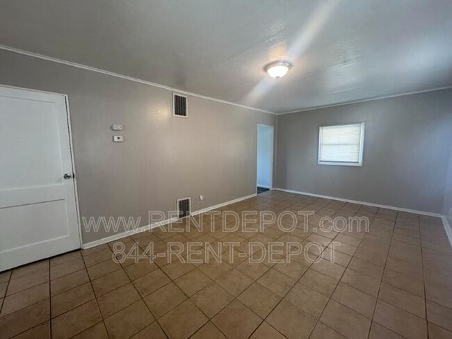 Building Photo - 1513 SE Riverside Dr
