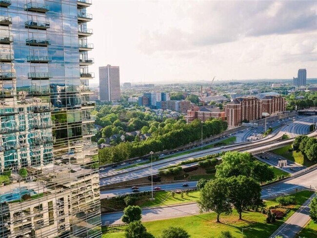 Foto del edificio - 400 W Peachtree St NW
