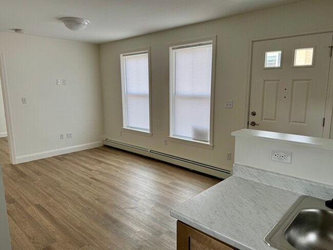 Building Photo - 33 Hoppin Ave