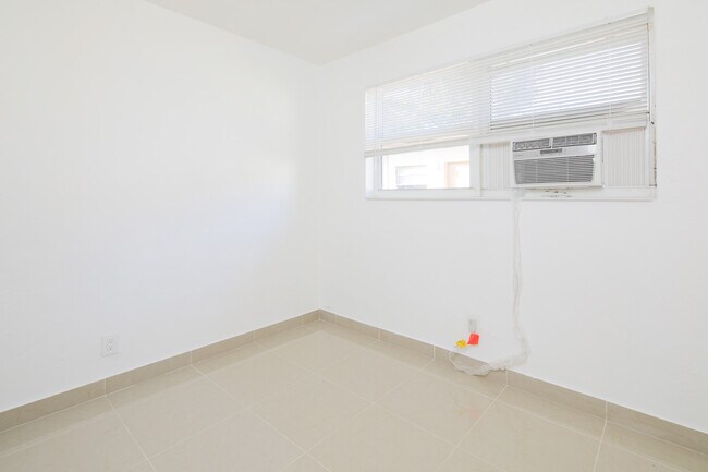 Foto del edificio - 1044 Foster Rd
