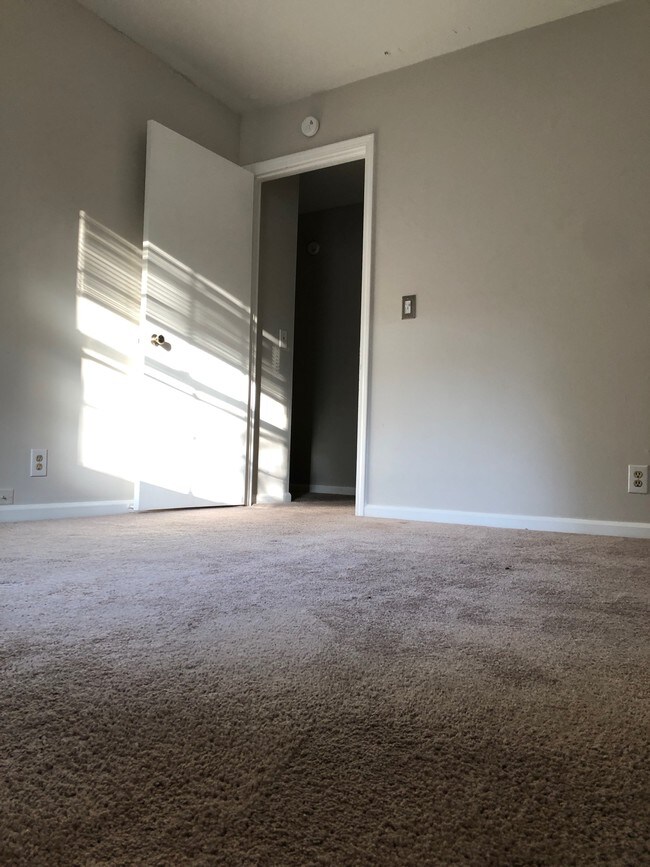 Foto del edificio - 2833 Hillside Dr