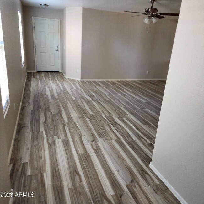 Foto del edificio - 15864 W Evans Dr