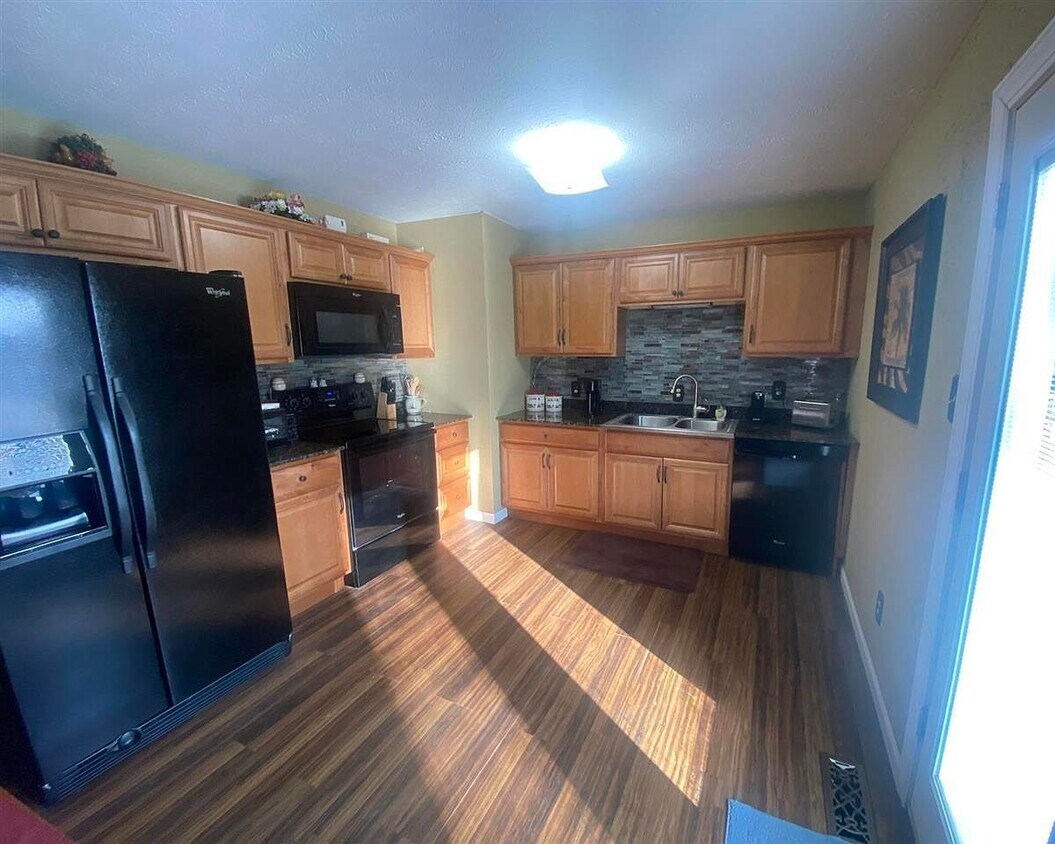 Foto principal - 221 Windmere Dr