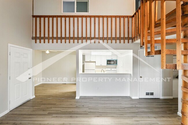 Building Photo - Spacious Condo with Washer/Dryer and Centr...
