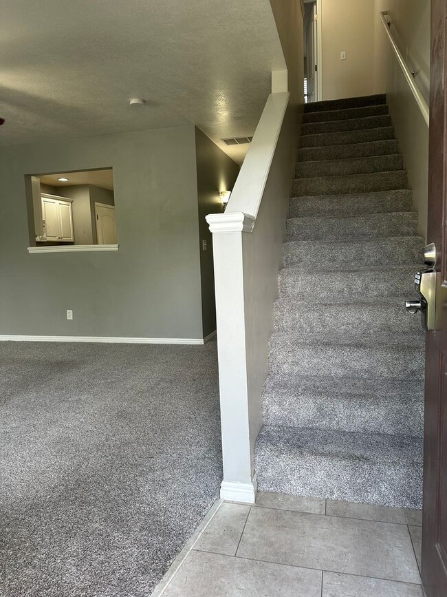 Foto del edificio - 2-Bedroom Townhome with Central AC and Covered Parking