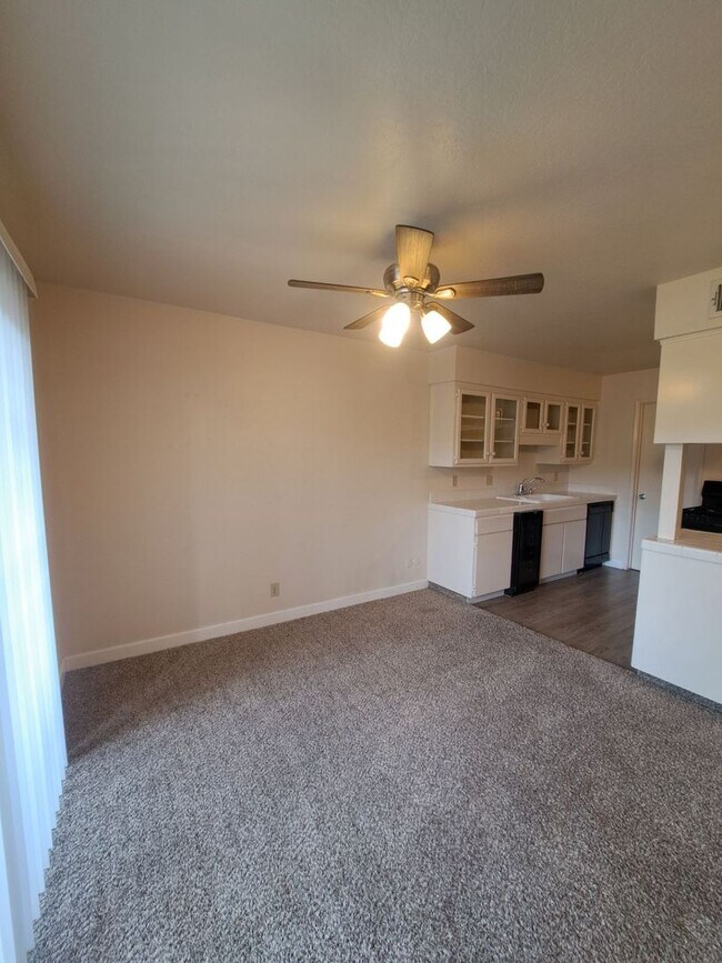 Building Photo - Beautiful 2 Bedroom Condominium Near Fashi...
