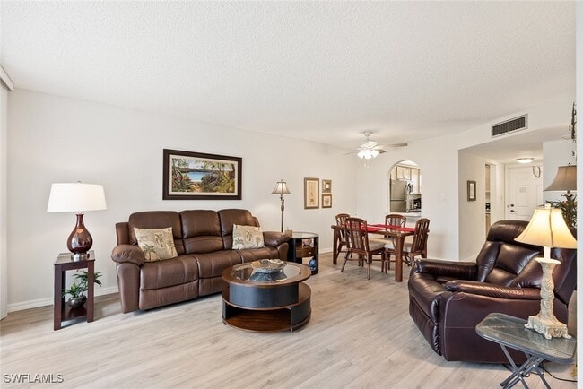 Foto del edificio - 400 Forest Lakes Blvd