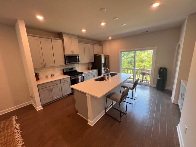 Foto del edificio - Room in Townhome on Memorial Pkwy