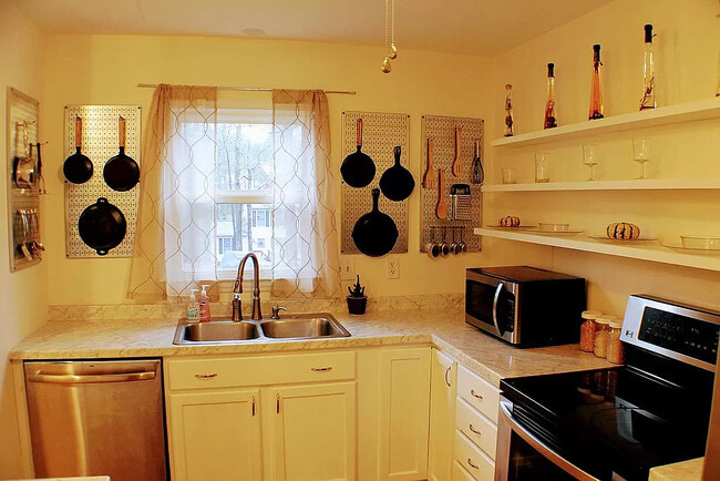 Kitchen - 102 Weatherstone Dr