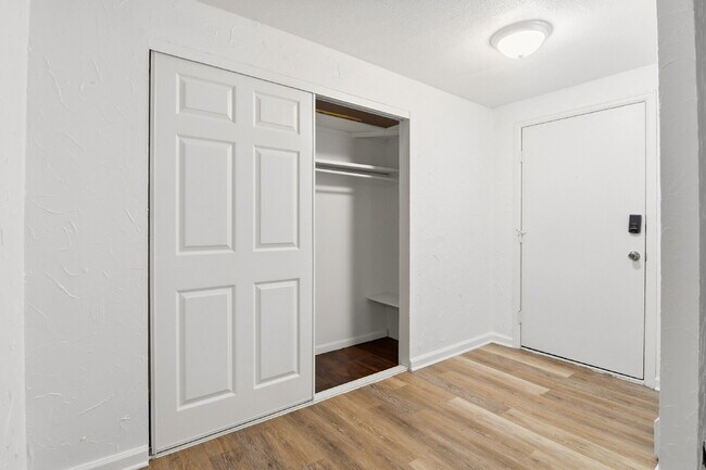 Foto del edificio - $1,570.95- 2 bed, 1 bath updated ground floor Condo in Lakewood with In Unit Laundry