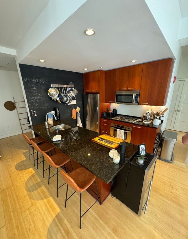 Prime Location 1-Bedroom + Office Den, 1-Bath Apartment - Prime Location 1-Bedroom + Office Den, 1-Bath Apartment